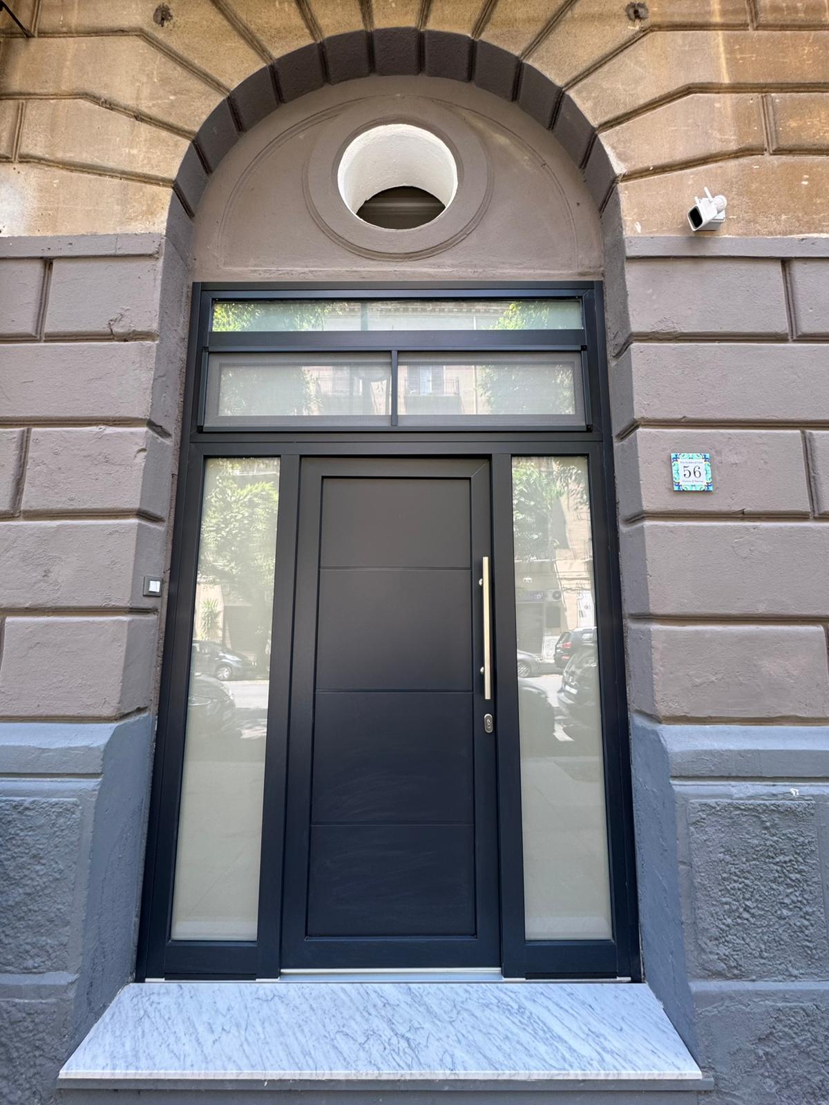 Living con divano e parete decorata