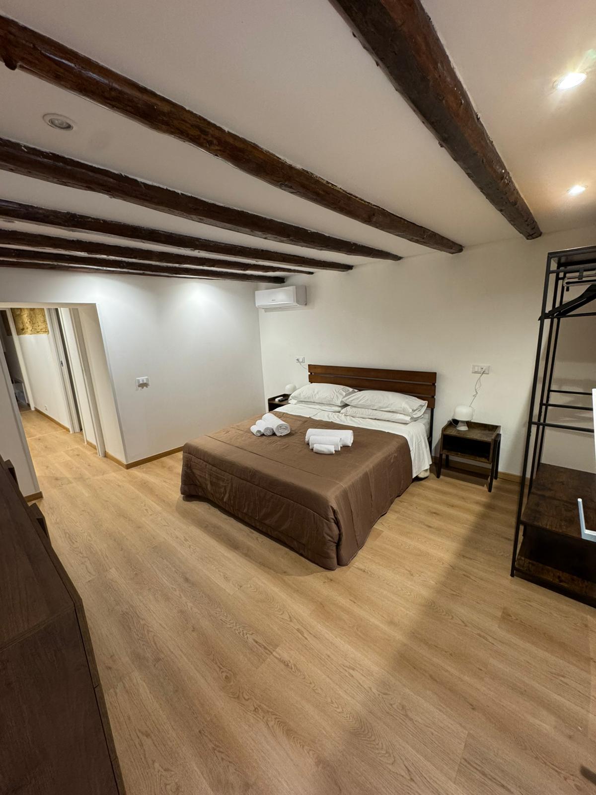 Camera con travi a vista