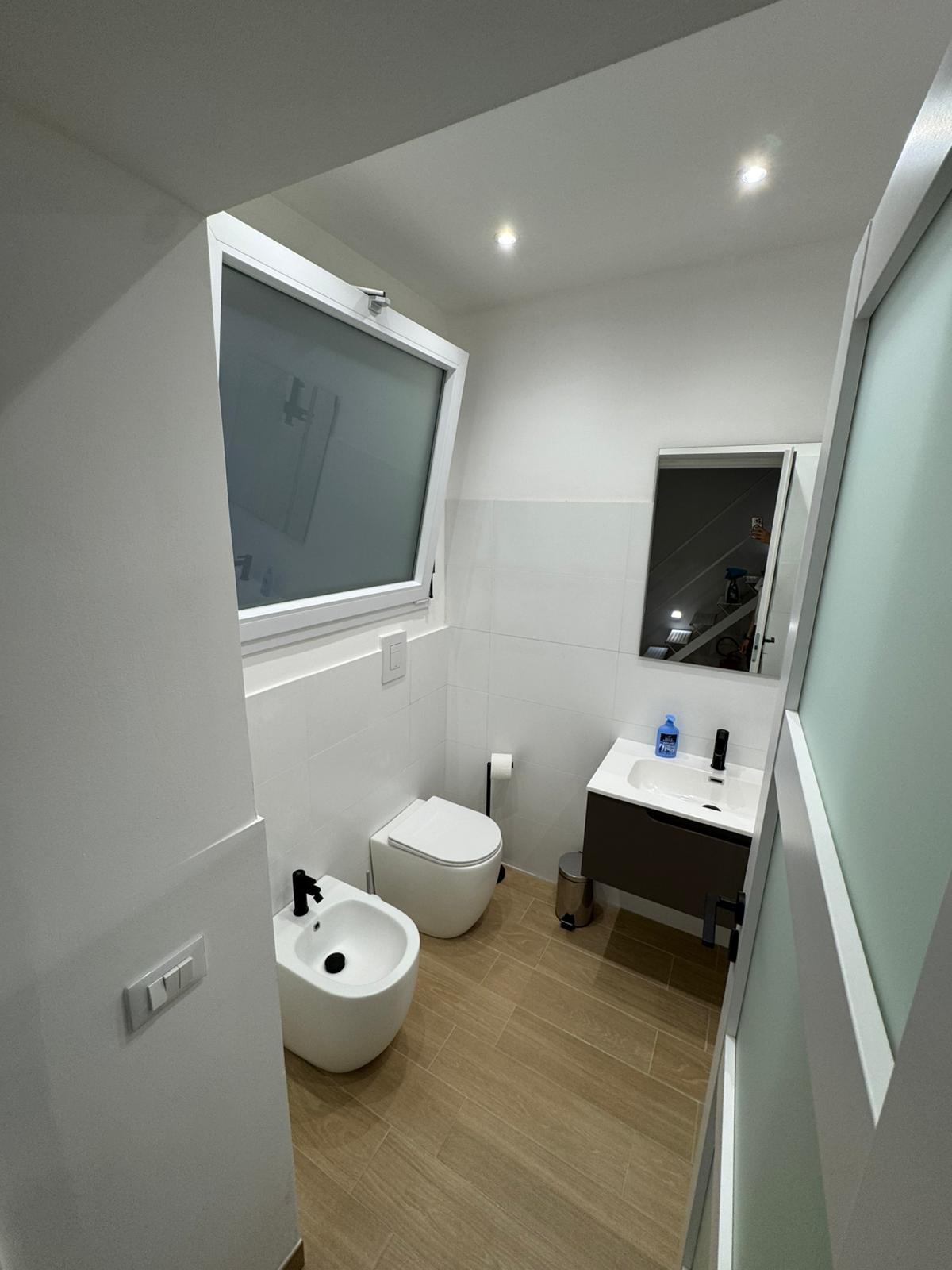 Bagno con doccia e lavabo