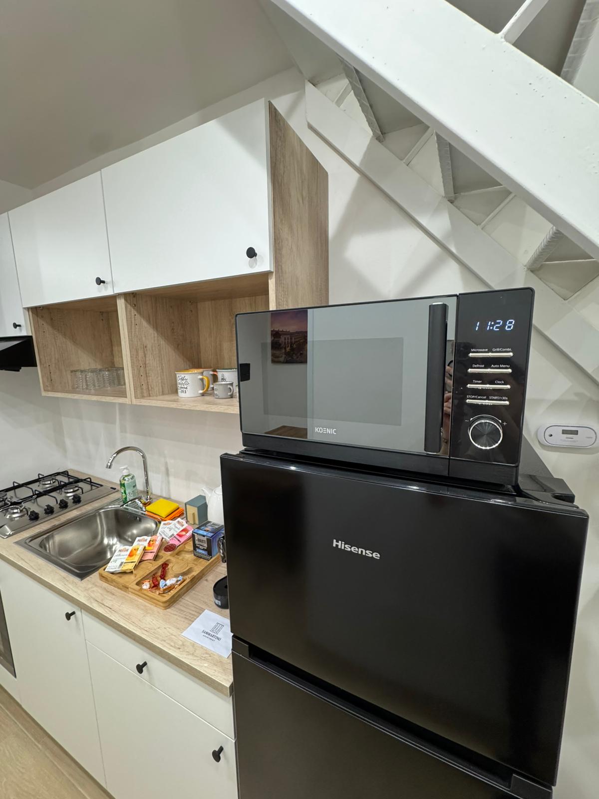 Cucina con scala e frigorifero