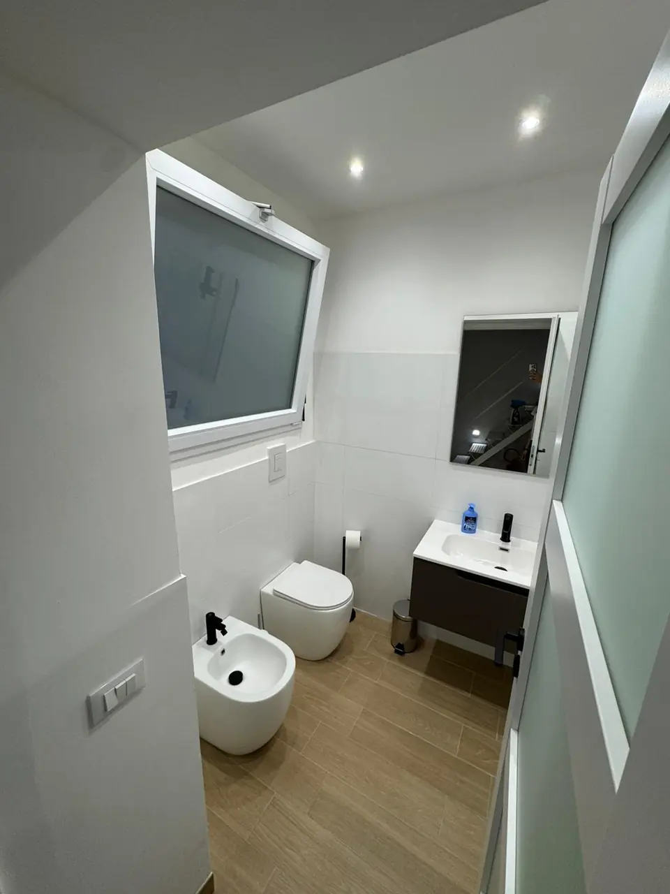 Bagno con doccia e lavabo