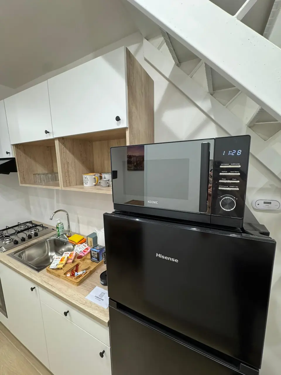 Cucina con scala e frigorifero